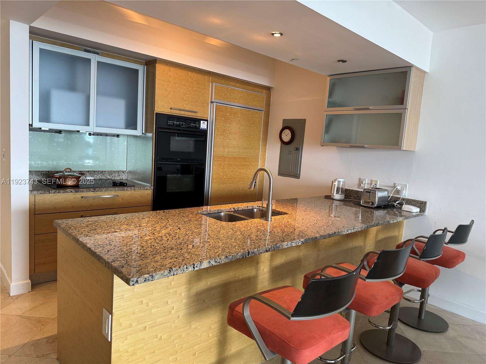 3303 3 / 3 1733 кв.футов $ 2025-12-02 0 Фото