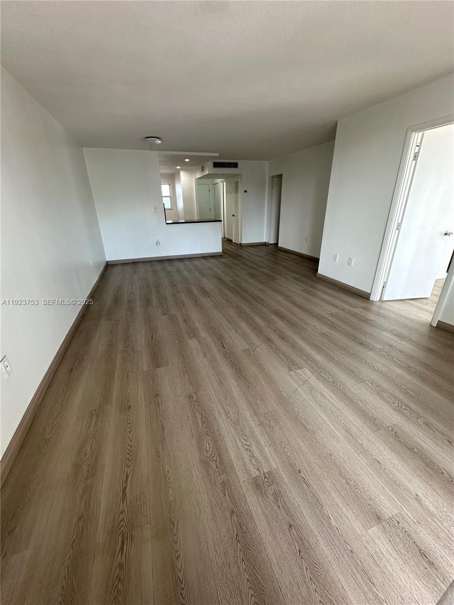 See details 404-1 2 / 2 1036 sq. ft. $ 2025-12-02 0 Photo