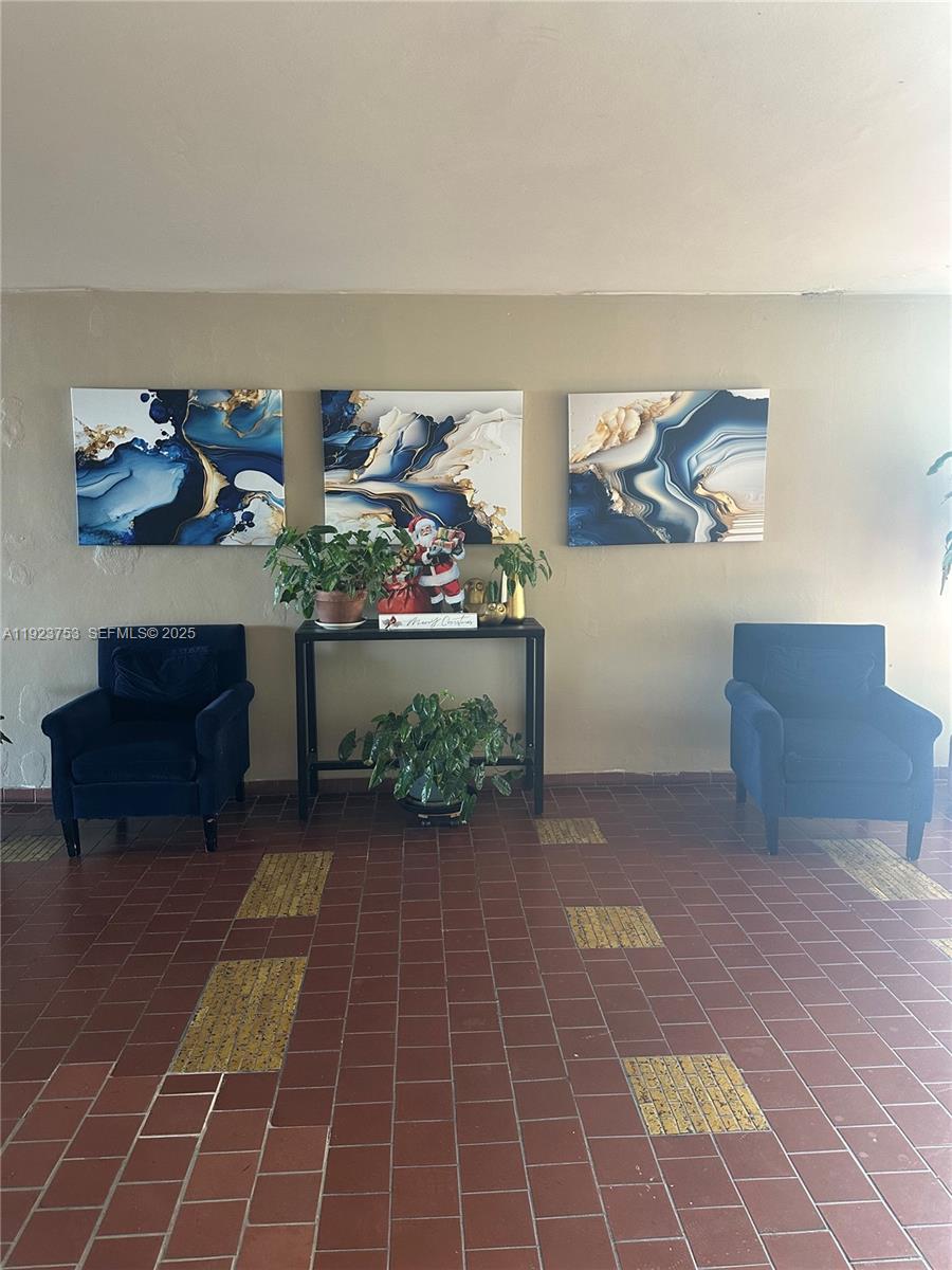 See details 404-1 2 / 2 1036 sq. ft. $ 2025-12-02 0 Photo