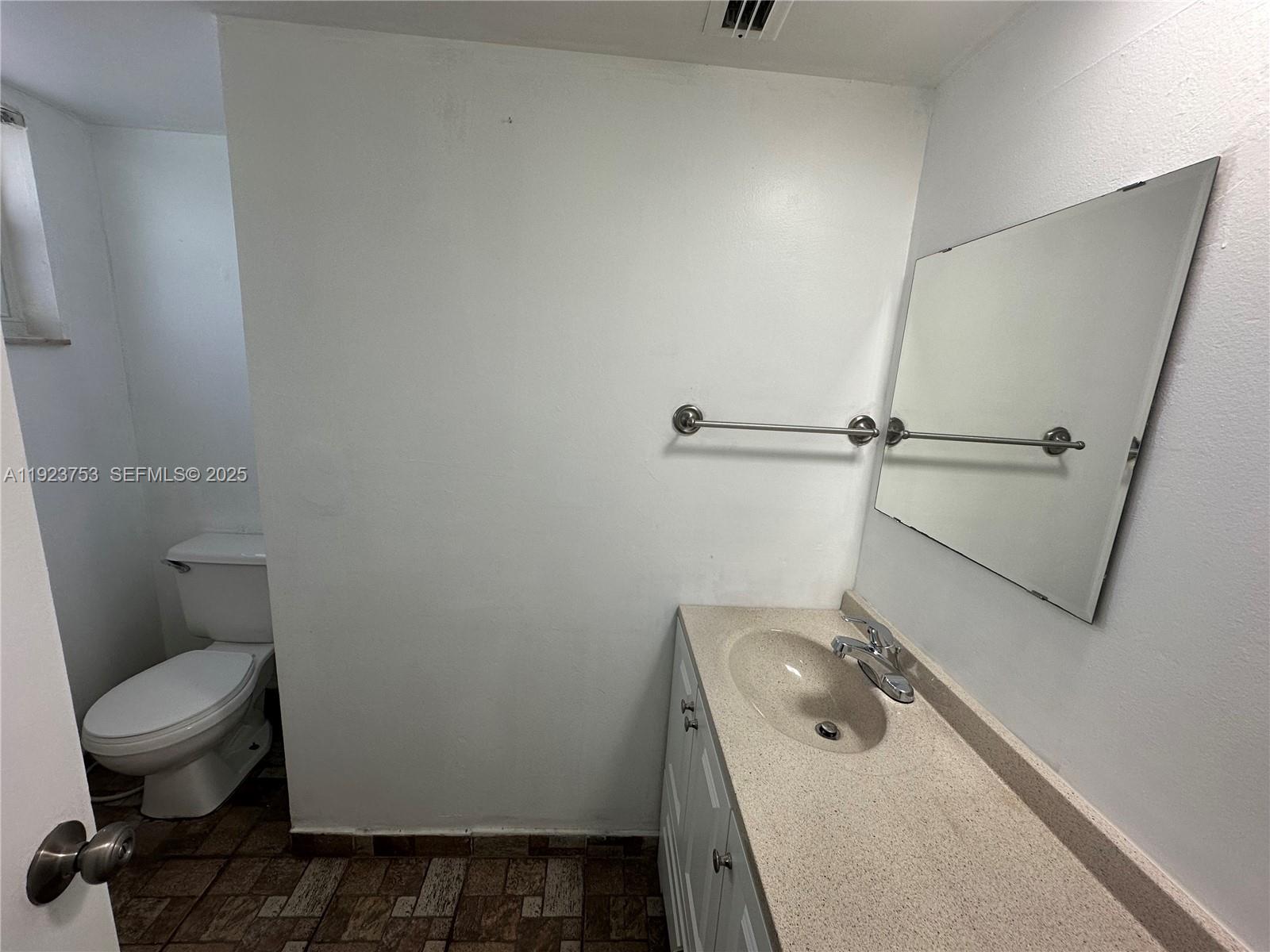 See details 404-1 2 / 2 1036 sq. ft. $ 2025-12-02 0 Photo