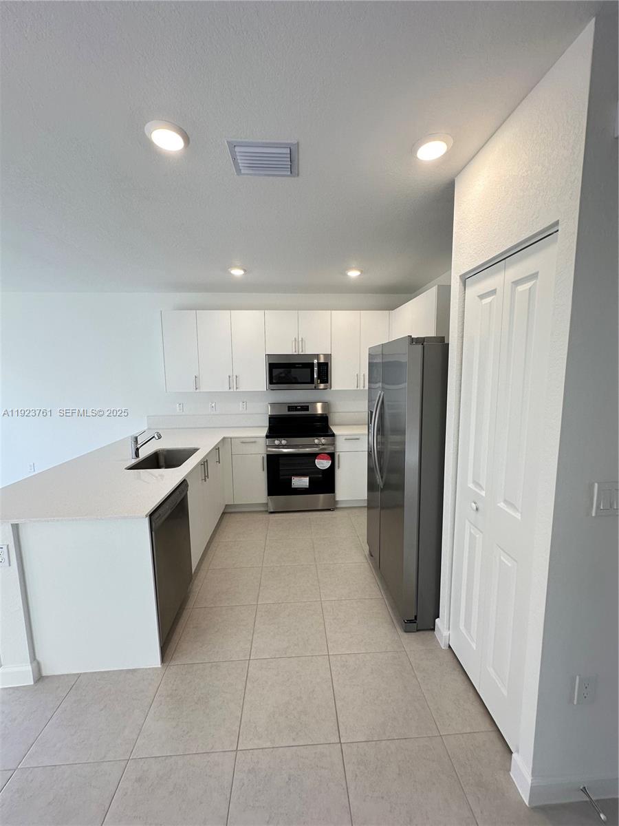 5020 3 / 3 1394 sq. ft. $ 2025-12-02 0 foto