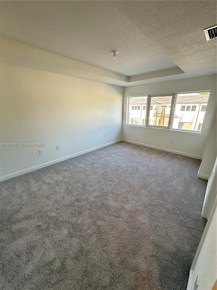 5020 3 / 3 1394 sq. ft. $ 2025-12-02 0 foto