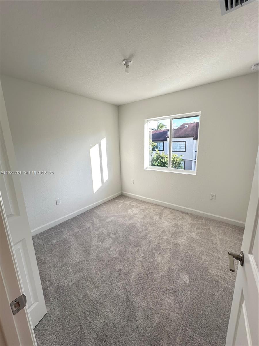 5020 3 / 3 1394 sq. ft. $ 2025-12-02 0 foto