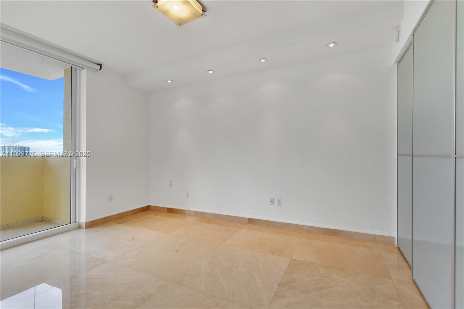 See details 905 3 / 3 2214 sq. ft. $ 2025-12-02 0 Photo