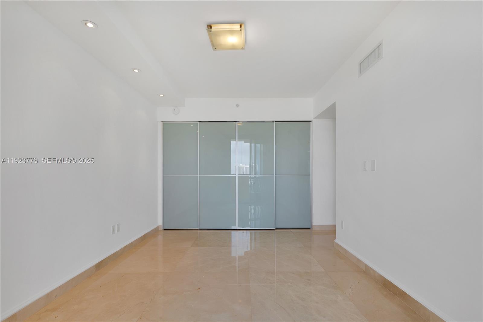 See details 905 3 / 3 2214 sq. ft. $ 2025-12-02 0 Photo