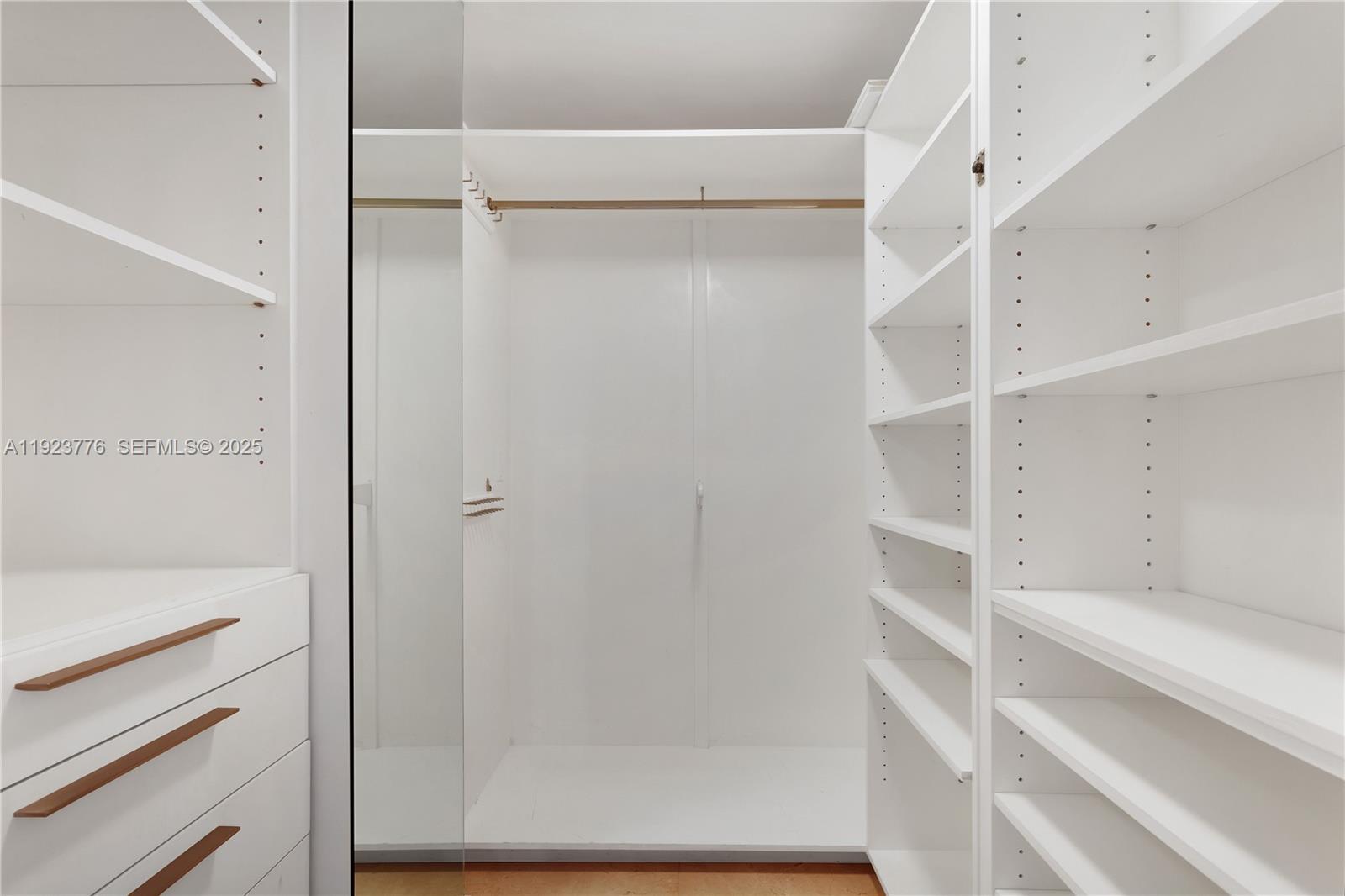 See details 905 3 / 3 2214 sq. ft. $ 2025-12-02 0 Photo