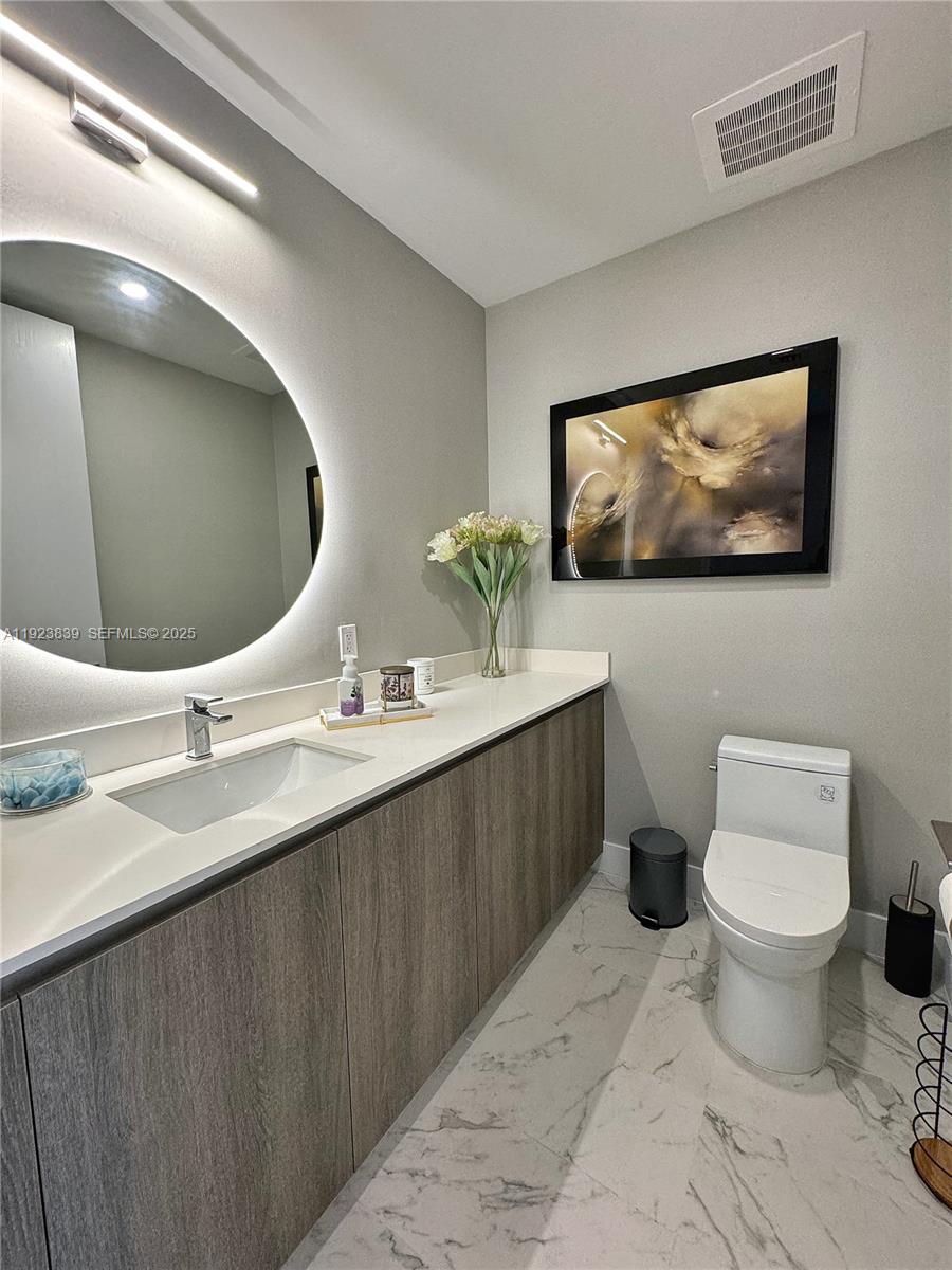 Ver detalles 1401 3 / 4 2100 sq. ft. $ 2025-12-02 0 foto