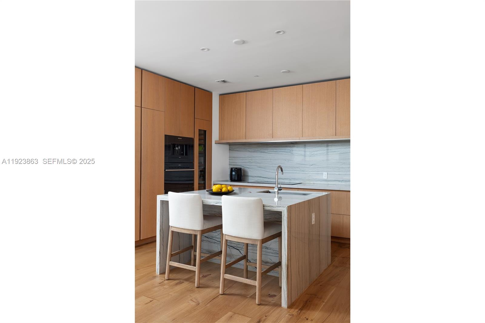 Подробнее 902 3 / 4 2467 кв.футов $ 2025-12-02 0 Фото