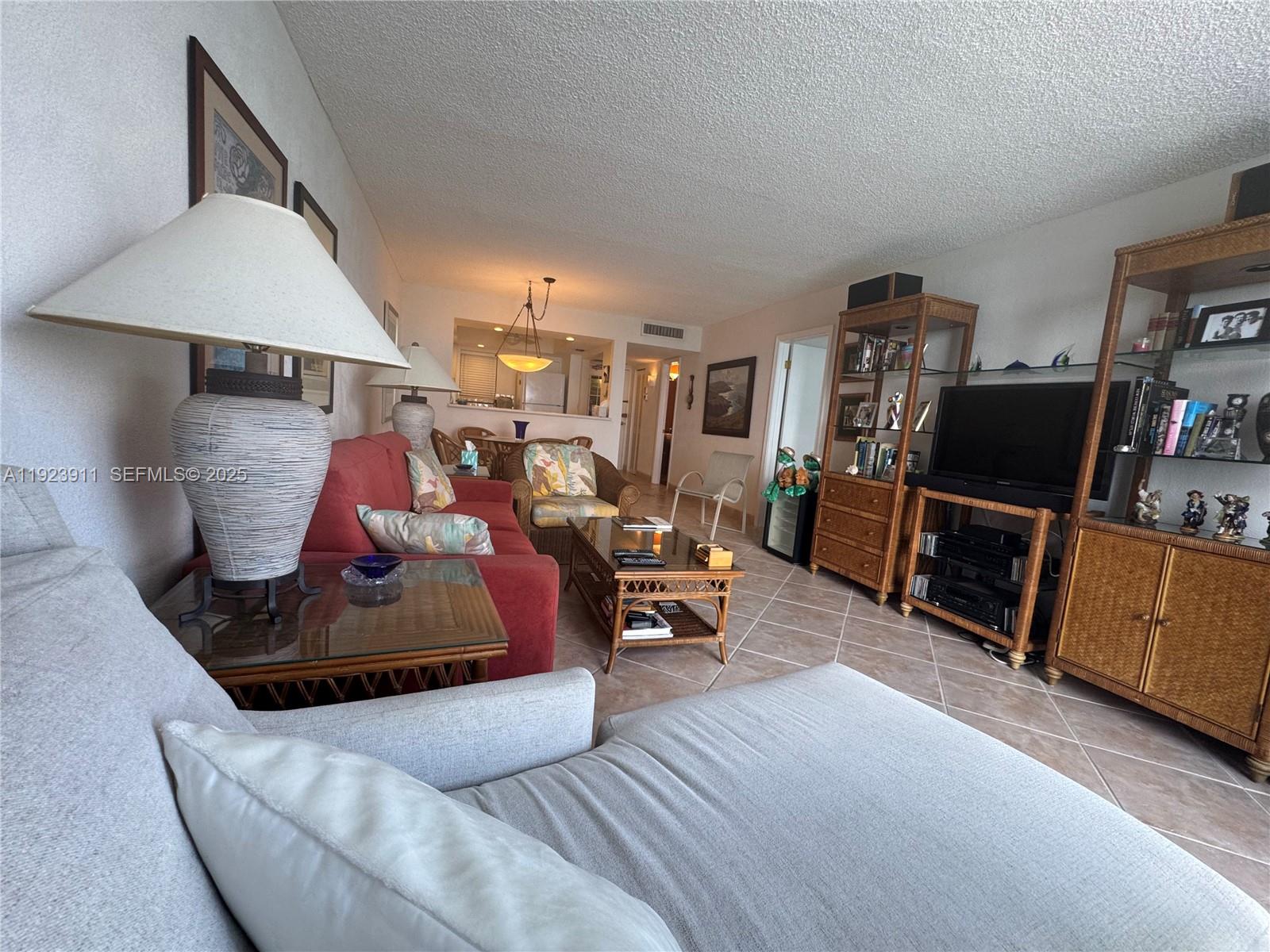 RGB 1 / 2 820 sq. ft. $ 2025-12-02 0 Photo