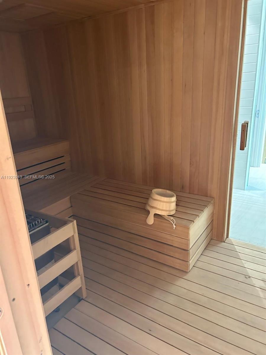 See details 1204 2 / 3 1382 sq. ft. $ 2025-12-02 0 Photo