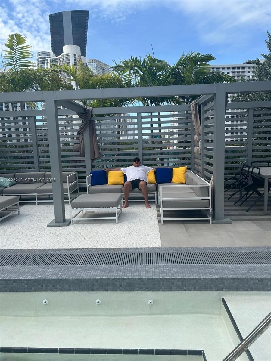 See details 1204 2 / 3 1382 sq. ft. $ 2025-12-02 0 Photo