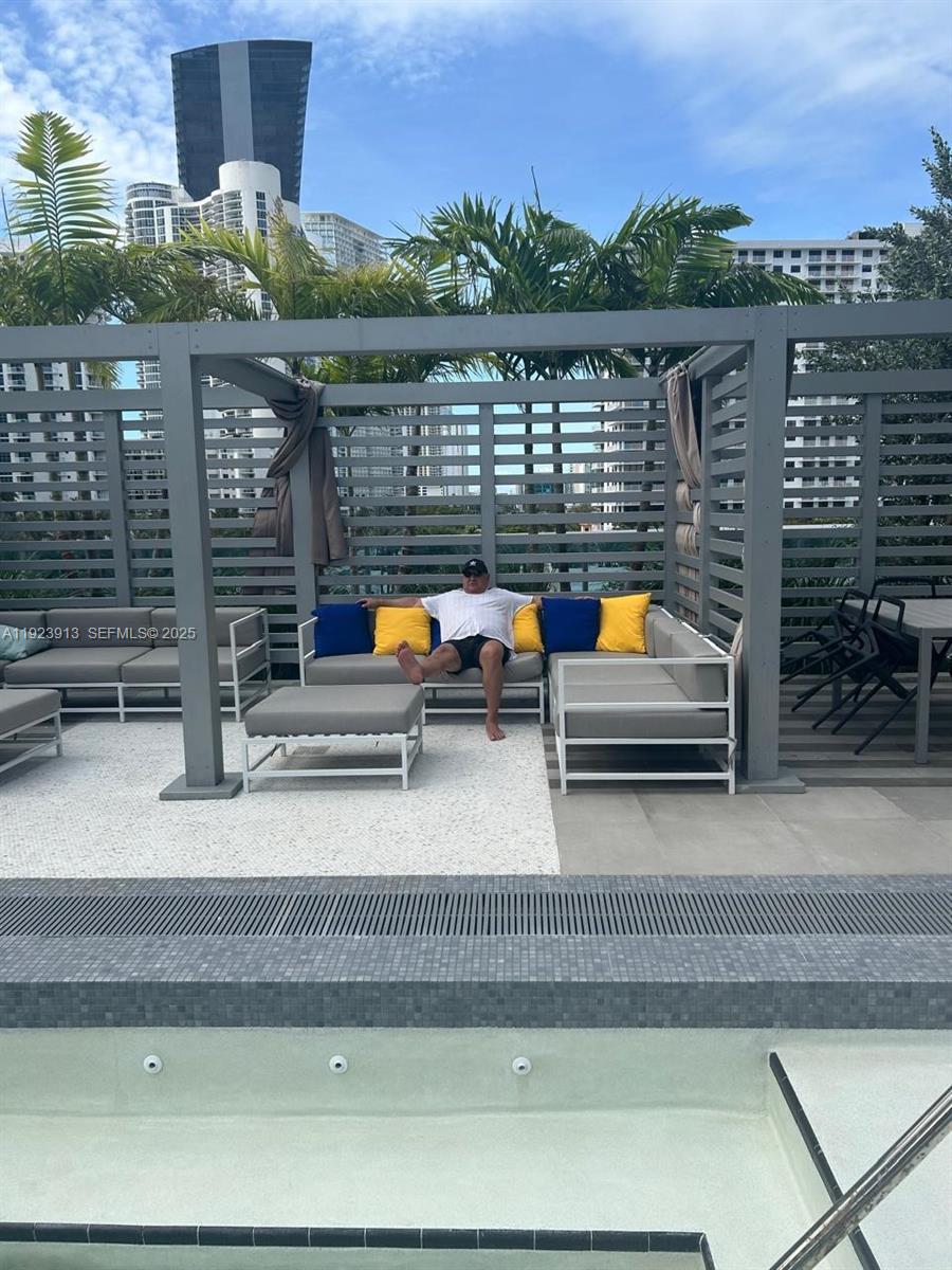 See details 1204 2 / 3 1382 sq. ft. $ 2025-12-02 0 Photo