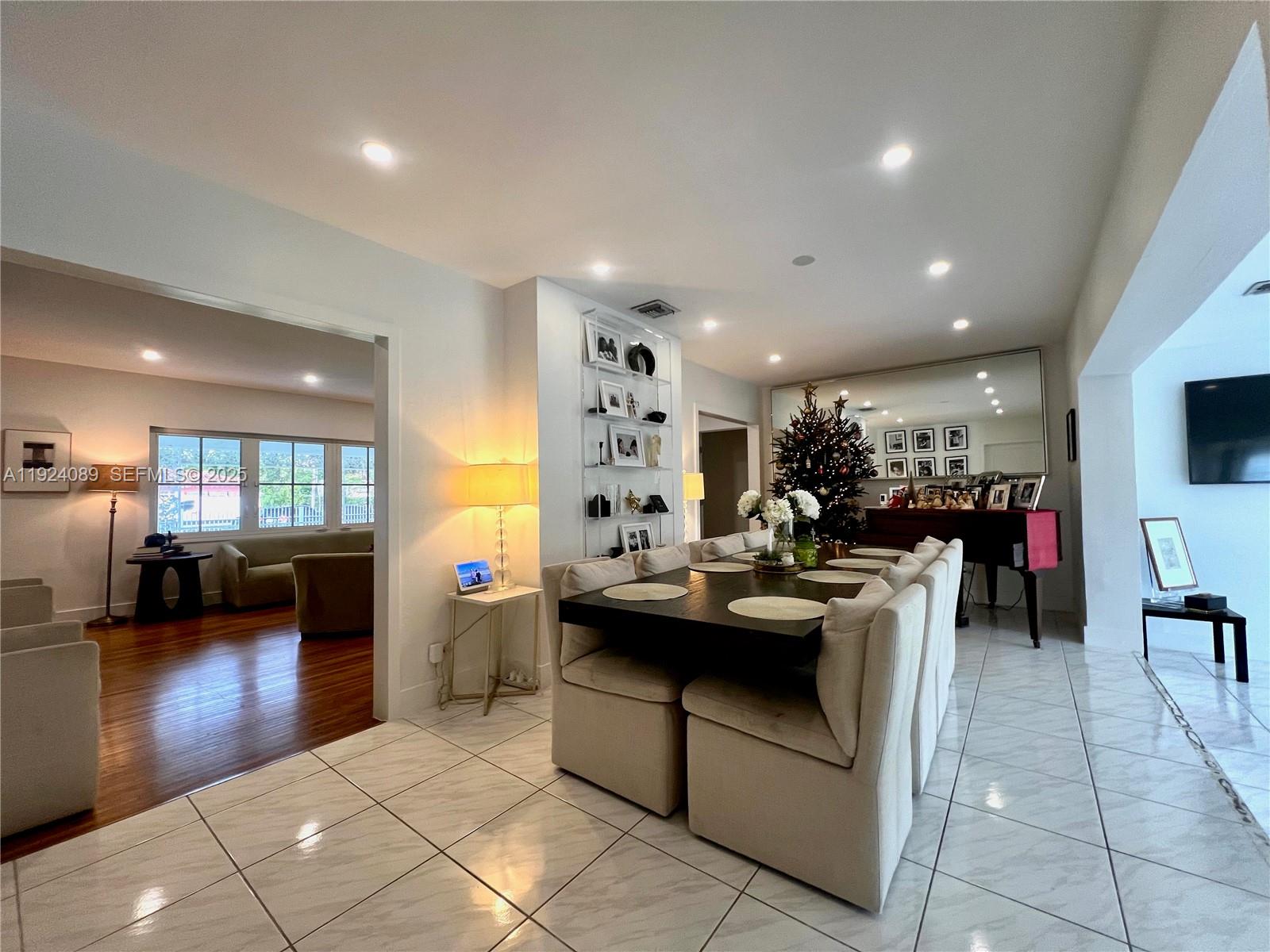 1558 4 / 3 2353 sq. ft. $ 2025-12-02 0 Photo