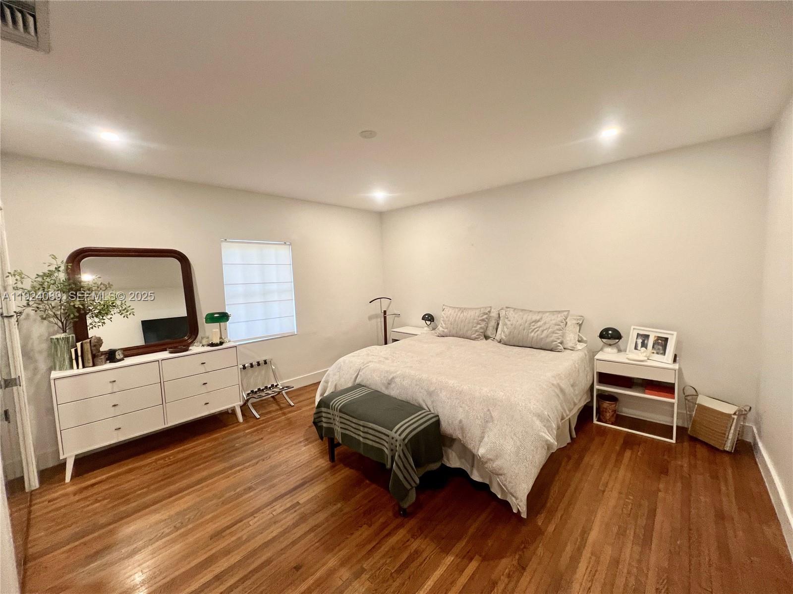 1558 4 / 3 2353 sq. ft. $ 2025-12-02 0 Photo