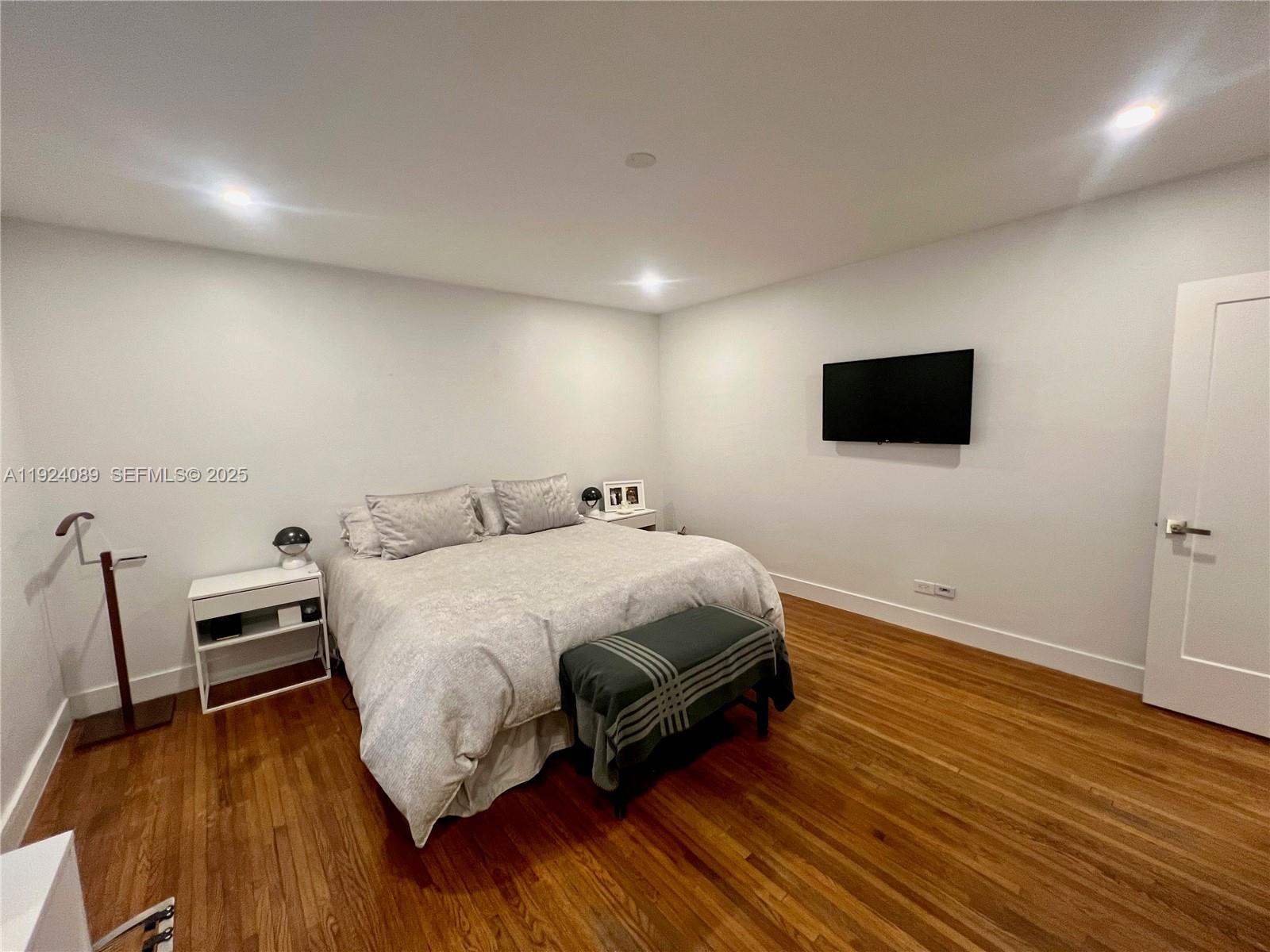 1558 4 / 3 2353 sq. ft. $ 2025-12-02 0 Photo