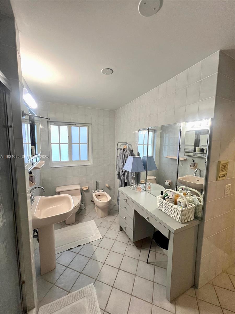 1558 4 / 3 2353 sq. ft. $ 2025-12-02 0 Photo