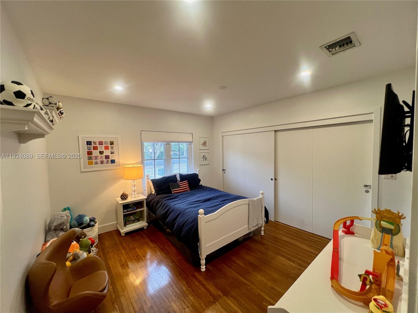 1558 4 / 3 2353 sq. ft. $ 2025-12-02 0 Photo