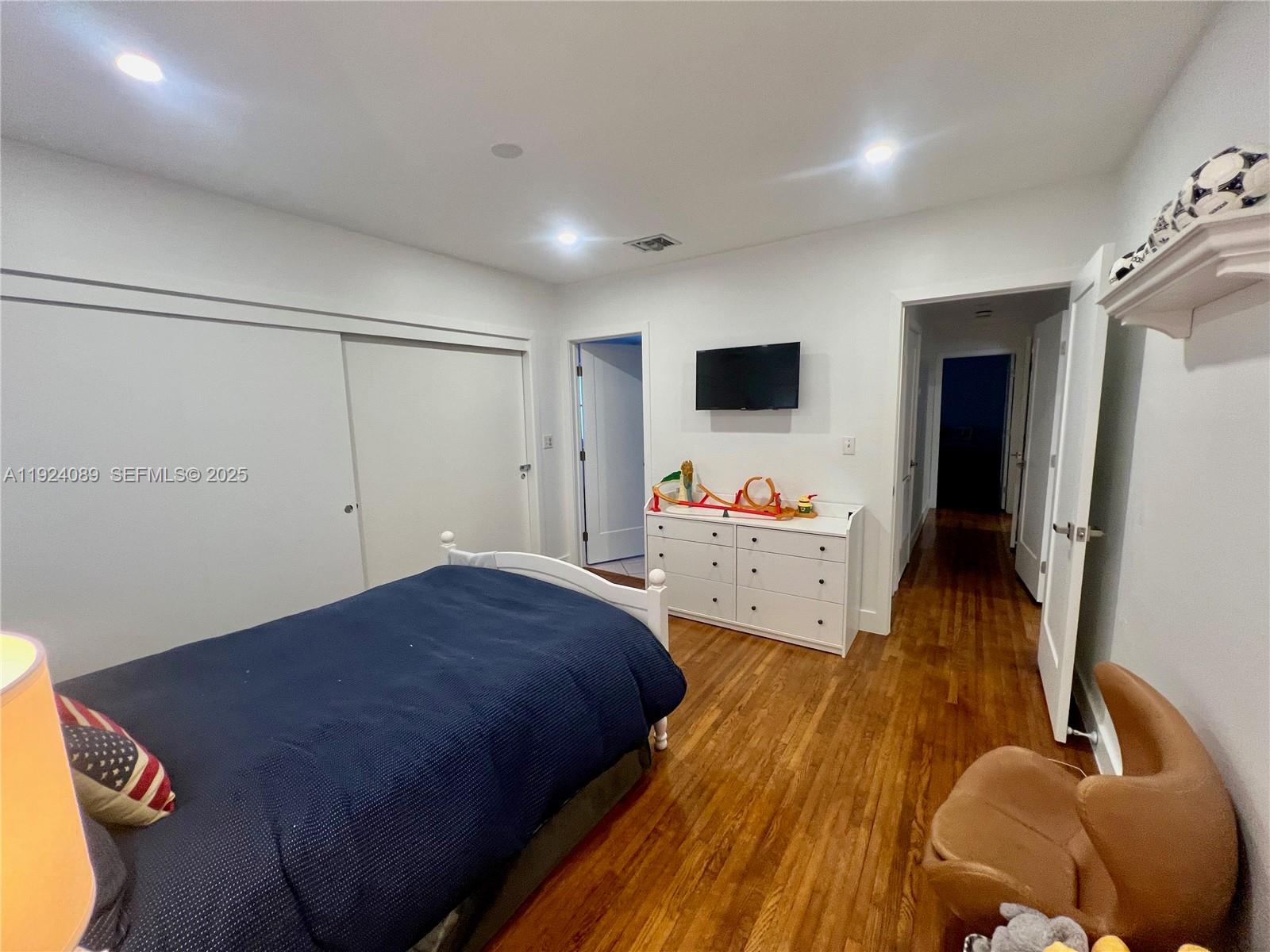 1558 4 / 3 2353 sq. ft. $ 2025-12-02 0 Photo