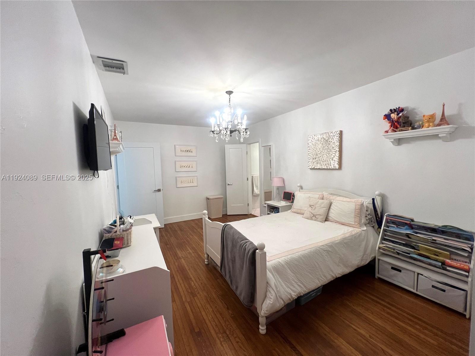 1558 4 / 3 2353 sq. ft. $ 2025-12-02 0 Photo