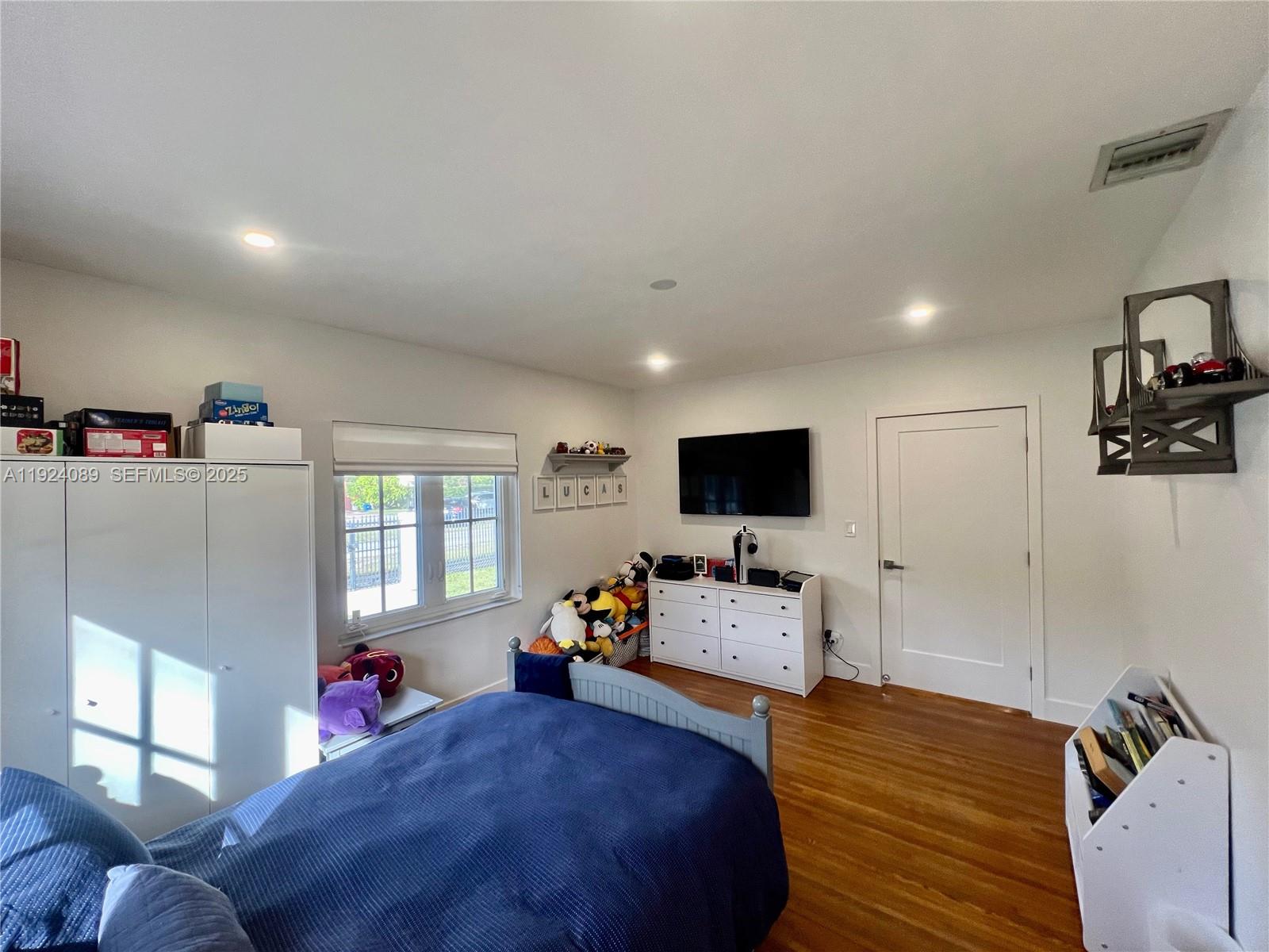 1558 4 / 3 2353 sq. ft. $ 2025-12-02 0 Photo