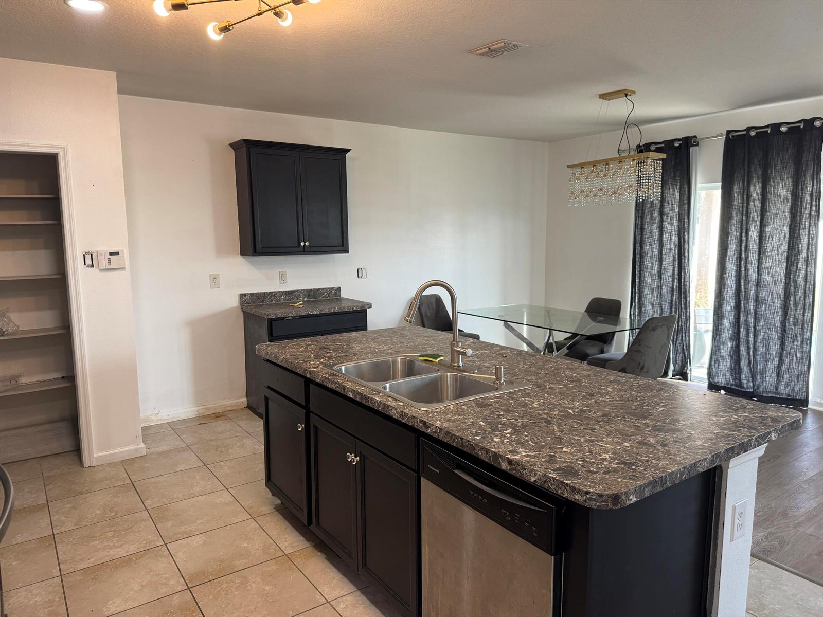 Ver detalles 11217 4 / 2002 sq. ft. $ 2026-06-19 0 foto