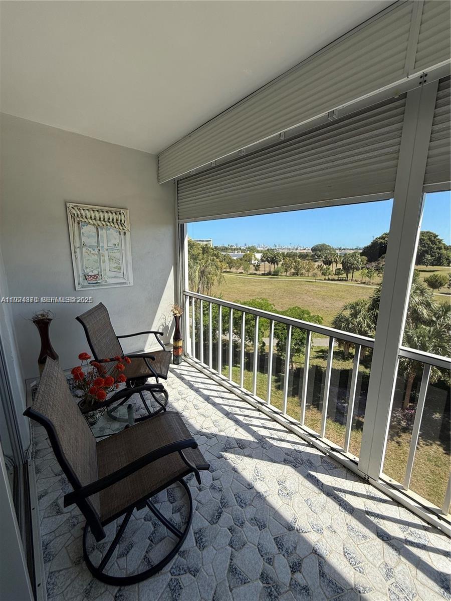 See details 511 2 / 2 992 sq. ft. $ 2025-12-03 0 Photo