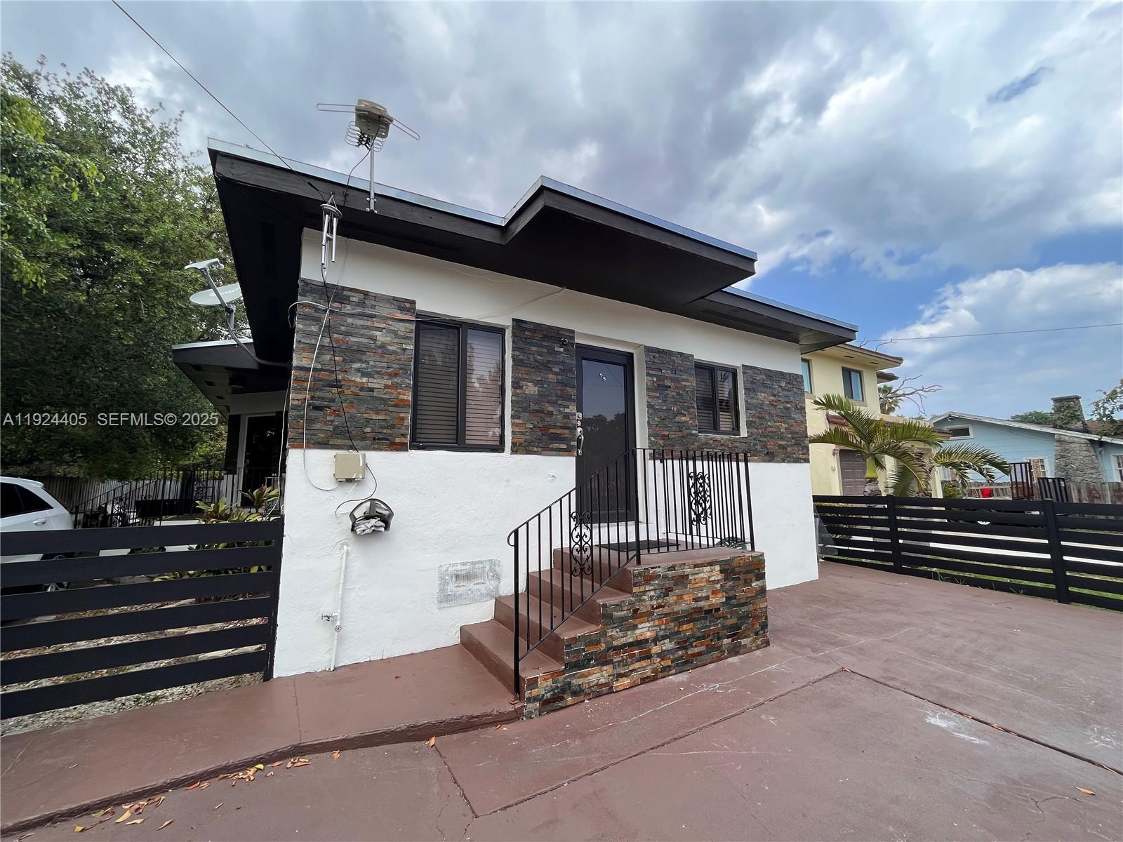 See details / 1244 sq. ft. $ 2025-12-03 0 Photo