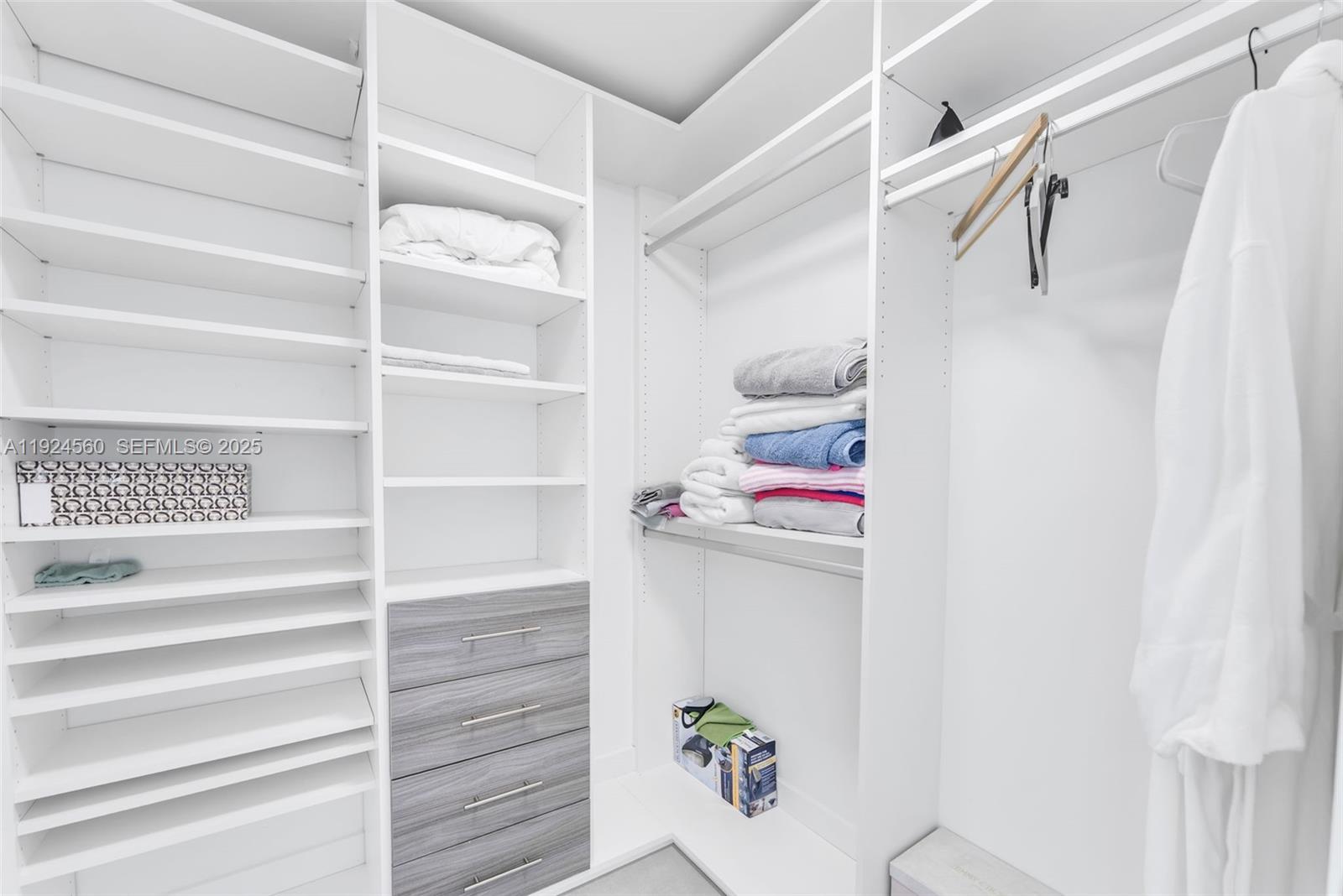 See details 4-1603 3 / 3 1524 sq. ft. $ 2025-12-03 0 Photo