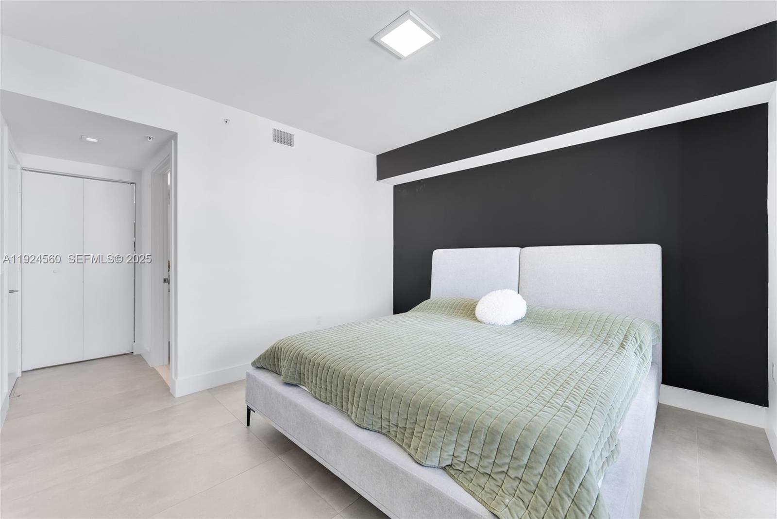 See details 4-1603 3 / 3 1524 sq. ft. $ 2025-12-03 0 Photo