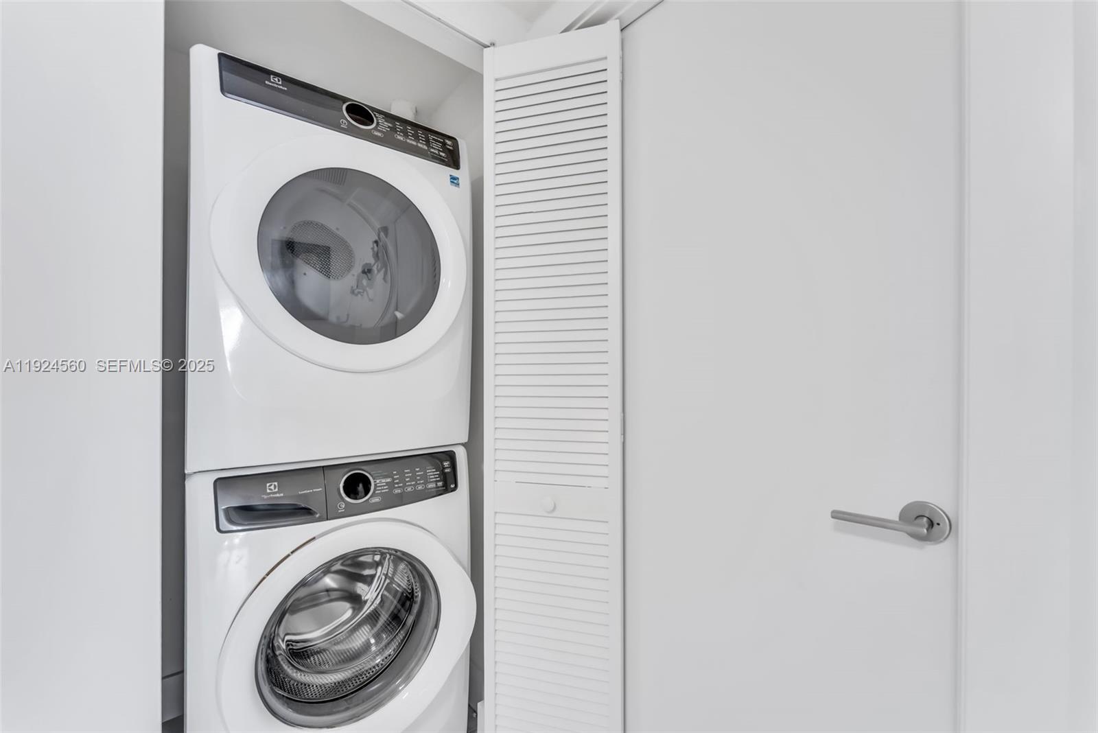 See details 4-1603 3 / 3 1524 sq. ft. $ 2025-12-03 0 Photo