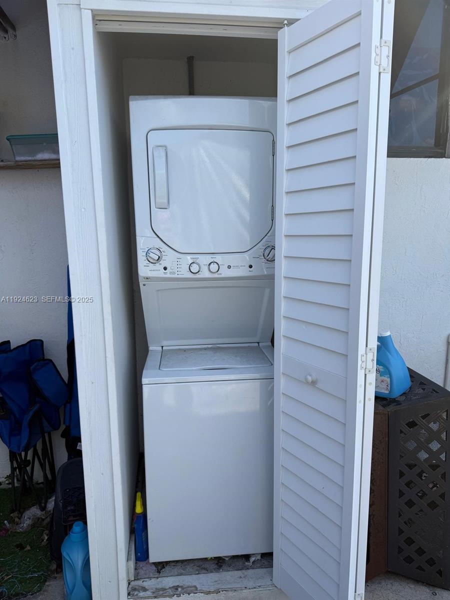   /  2636 кв.футов $ 2025-12-03 0 Фото