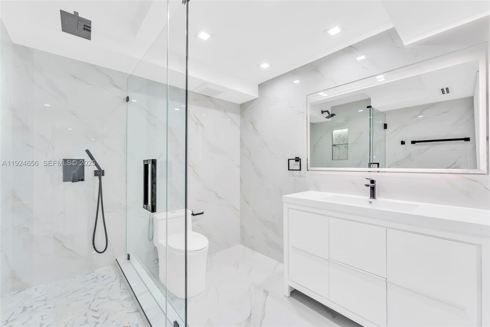 1414 2 / 3 943 кв.футов $ 2025-12-03 0 Фото