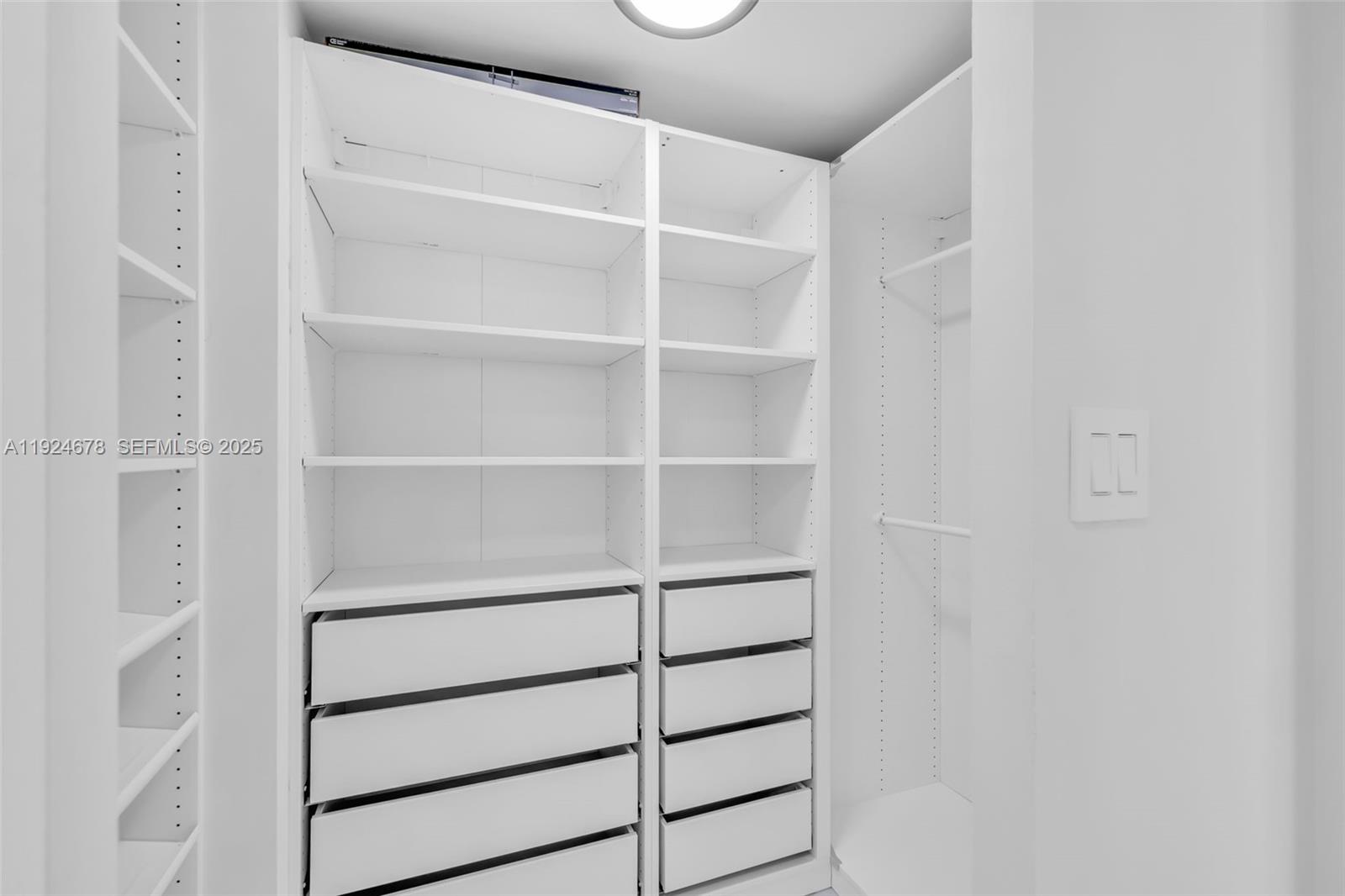 1415 1 / 3 943 sq. ft. $ 2025-12-03 0 foto