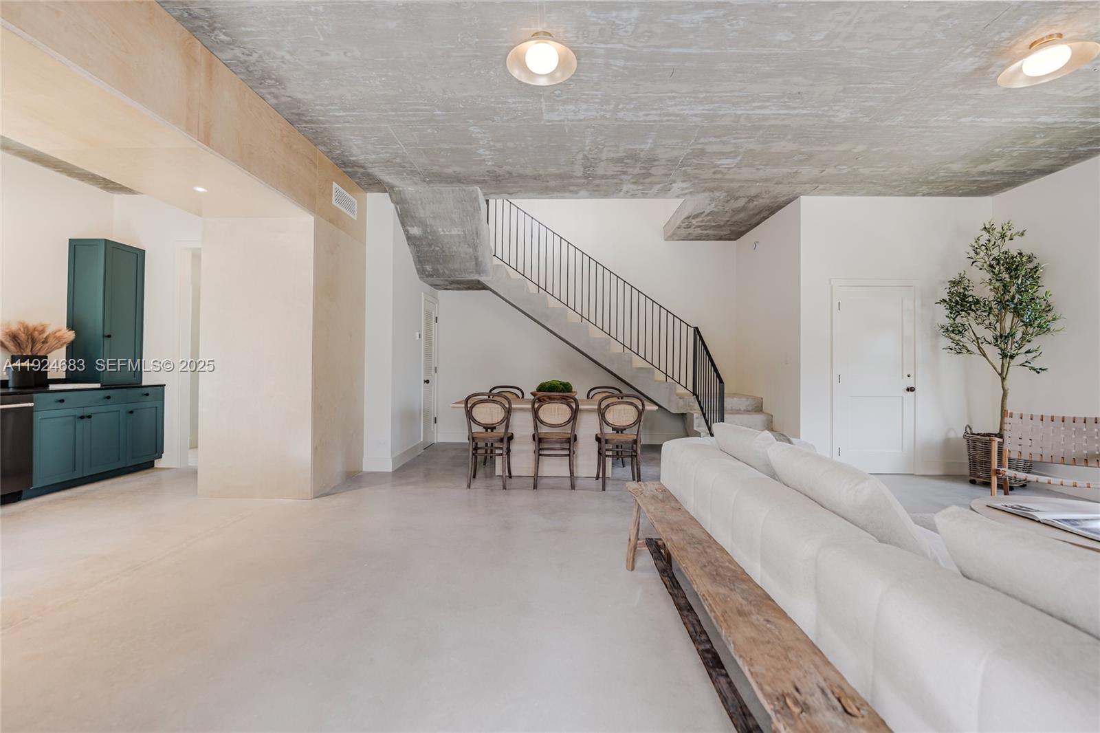   /  0 sq. ft. $ 2025-12-03 0 foto