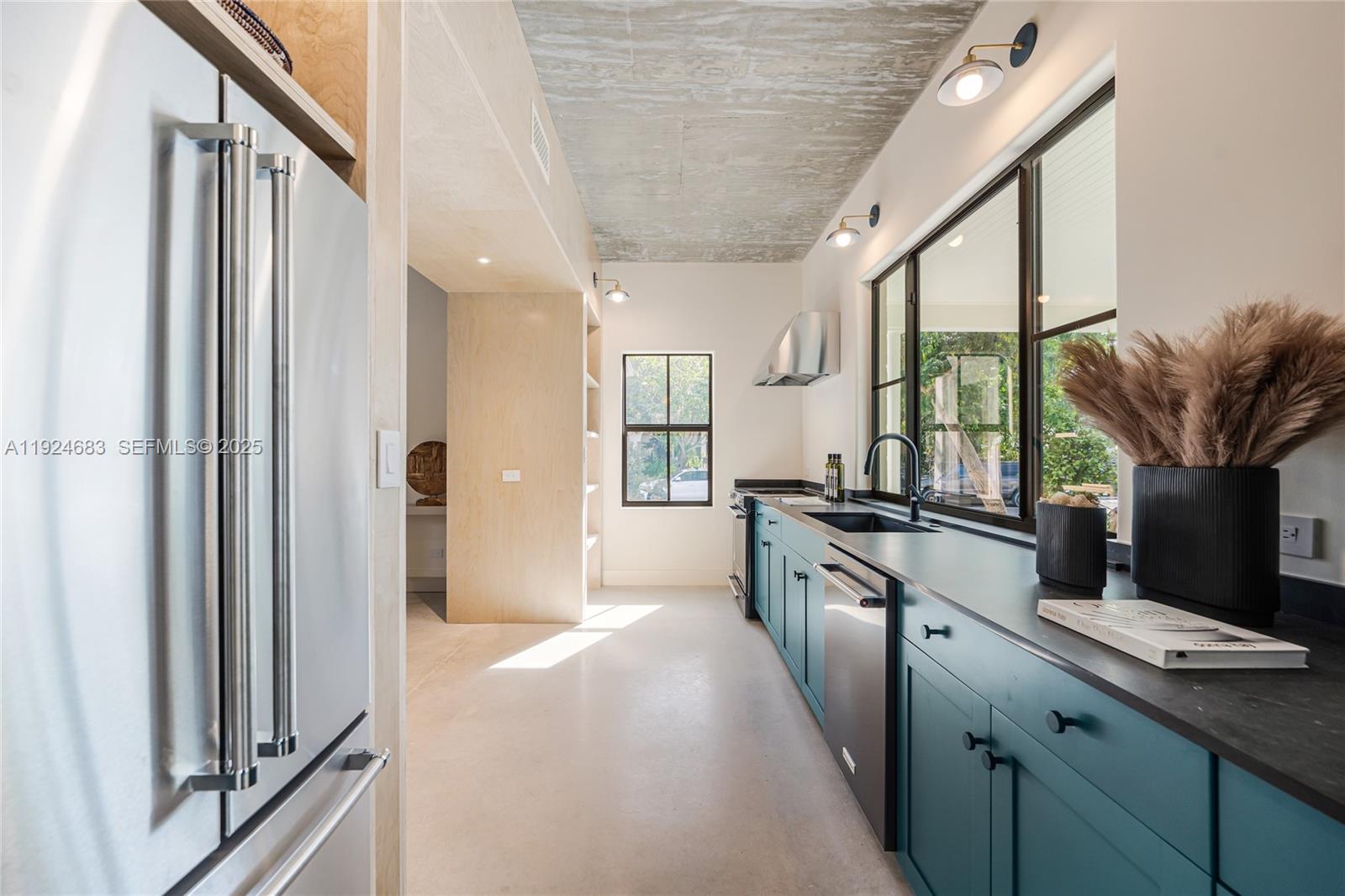   /  0 sq. ft. $ 2025-12-03 0 foto