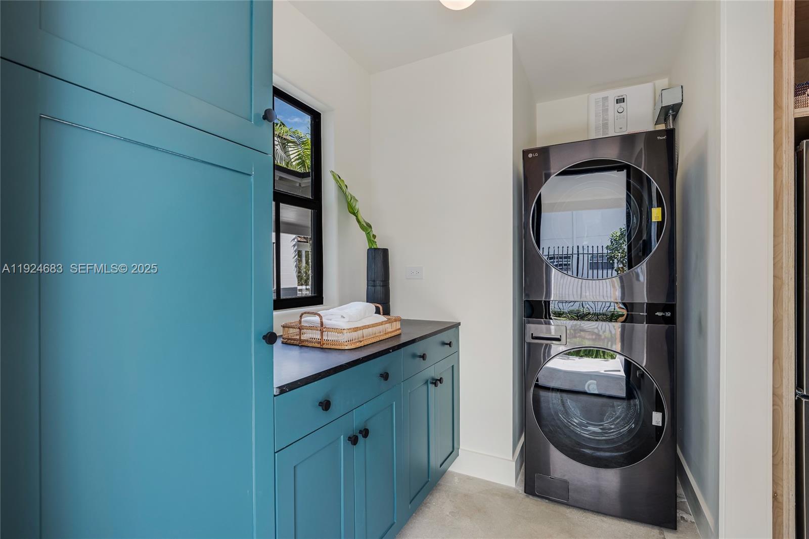   /  0 sq. ft. $ 2025-12-03 0 foto