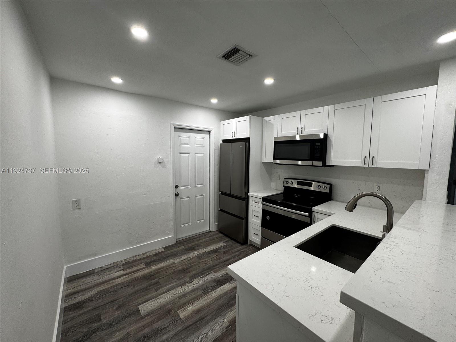   /  1370 sq. ft. $ 2025-12-03 0 foto