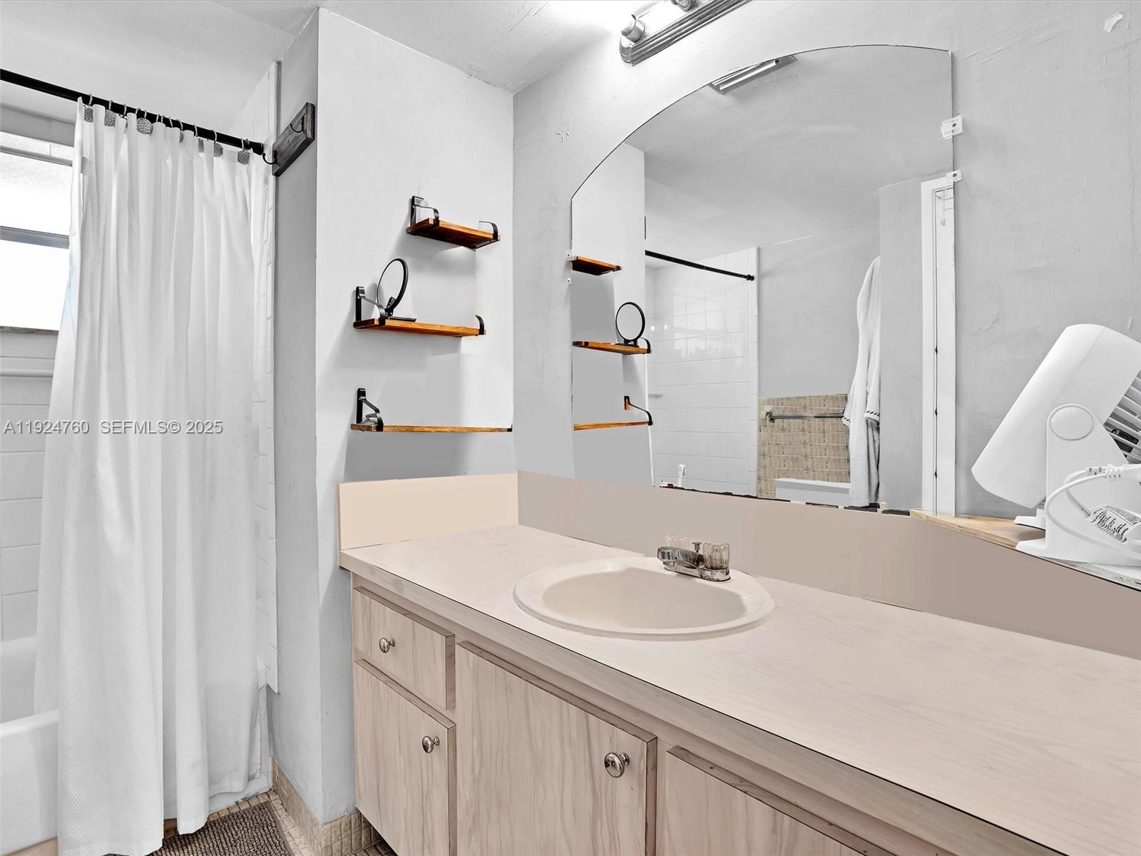 See details 205-2 1 / 2 1036 sq. ft. $ 2025-12-03 0 Photo