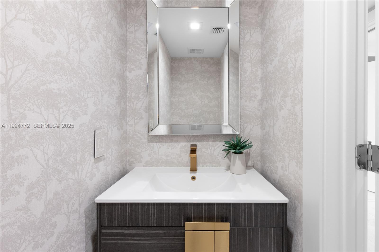 Photo of 2711 Ocean Dr  #2701, Hollywood, Florida, 33019 - 