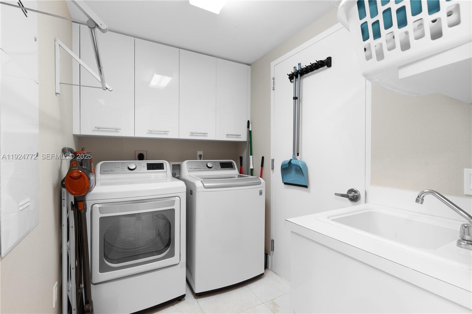 Photo of 2711 Ocean Dr  #2701, Hollywood, Florida, 33019 - 