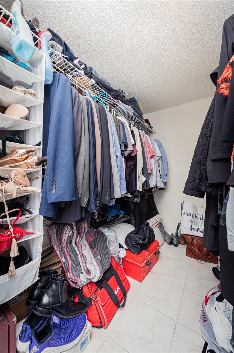 Photo of 3800 Ocean Dr #922, Hollywood, Florida, 33019 - Walking Closet