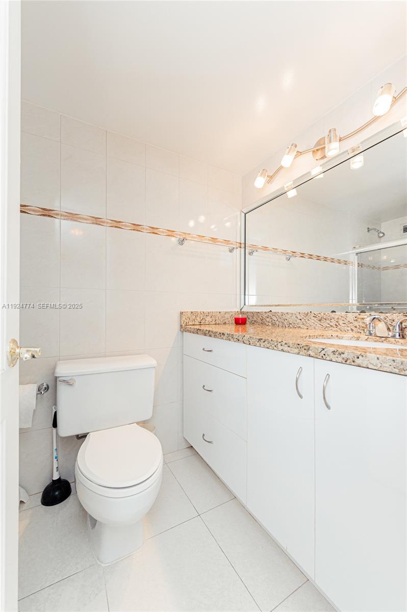 Photo of 3800 Ocean Dr #922, Hollywood, Florida, 33019 - Master Bathroom