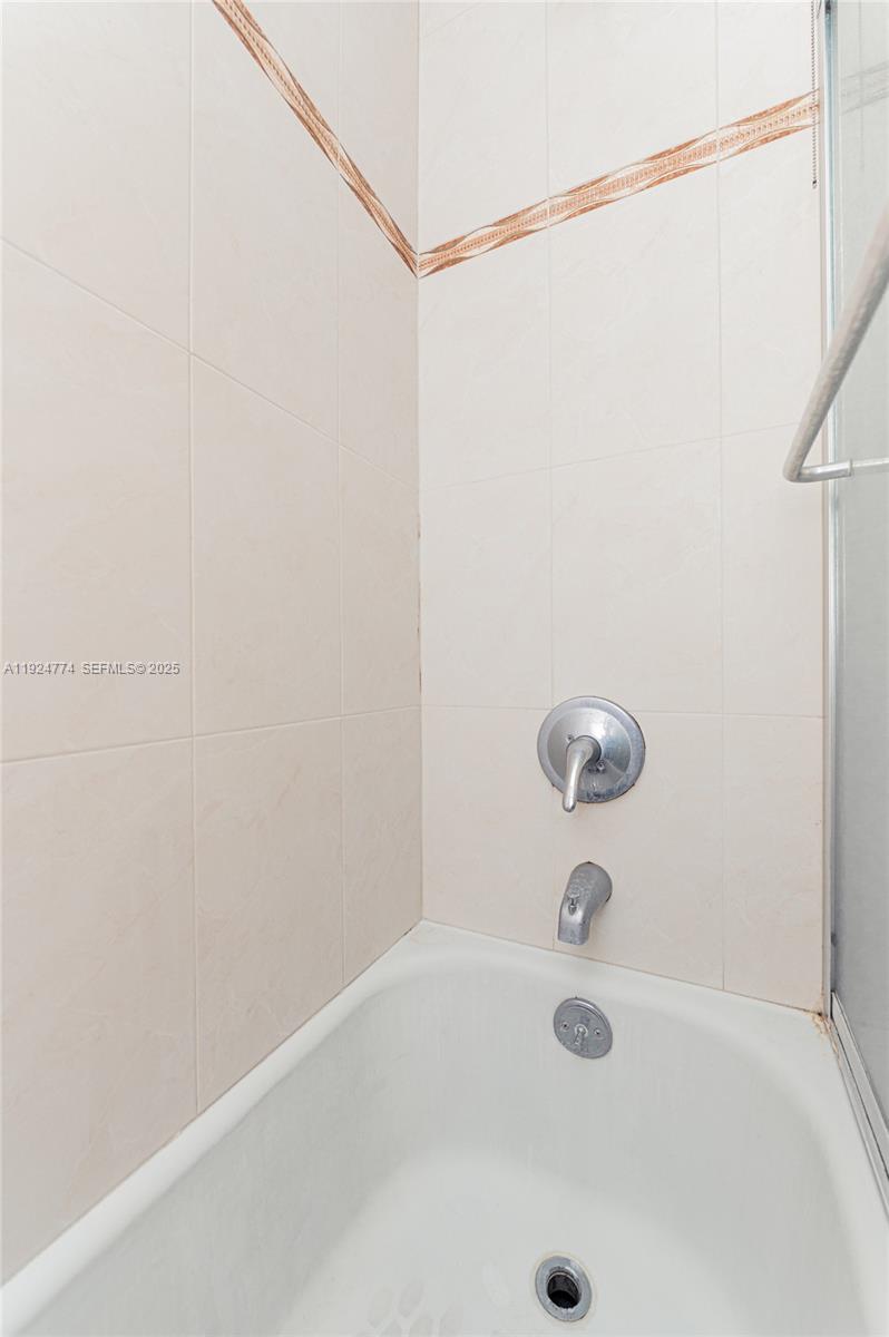 Photo of 3800 Ocean Dr #922, Hollywood, Florida, 33019 - Master Bathroom/Tub
