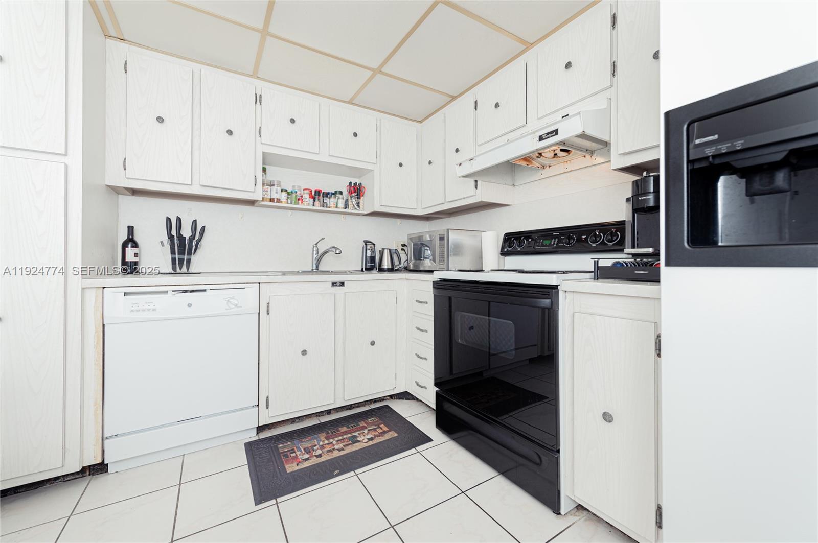 Photo of 3800 Ocean Dr #922, Hollywood, Florida, 33019 - Kitchen