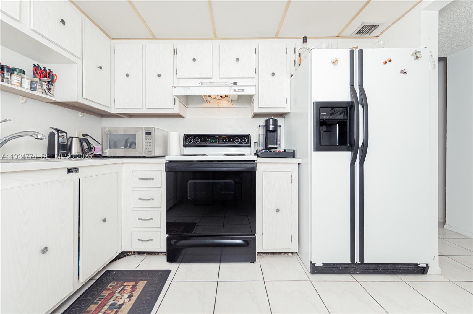 Photo of 3800 Ocean Dr #922, Hollywood, Florida, 33019 - Kitchen