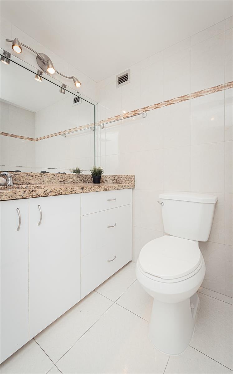 Photo of 3800 Ocean Dr #922, Hollywood, Florida, 33019 - Guest Bathroom