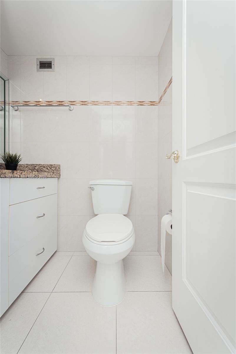 Photo of 3800 Ocean Dr #922, Hollywood, Florida, 33019 - Guest Bathroom