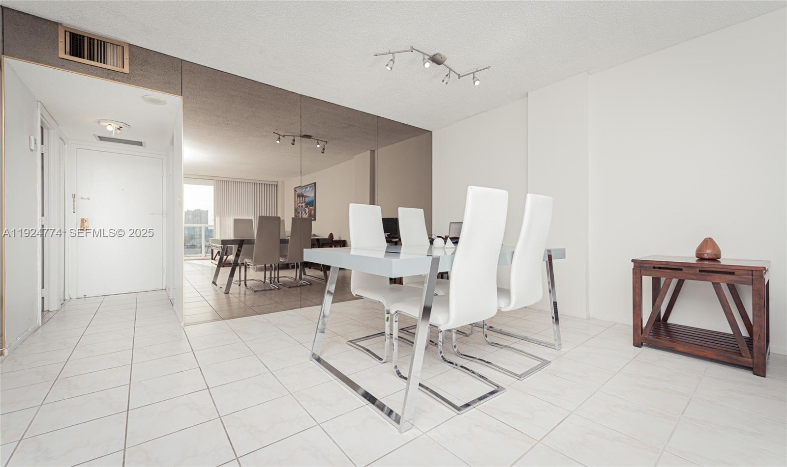 Photo of 3800 Ocean Dr #922, Hollywood, Florida, 33019 - Dining Area