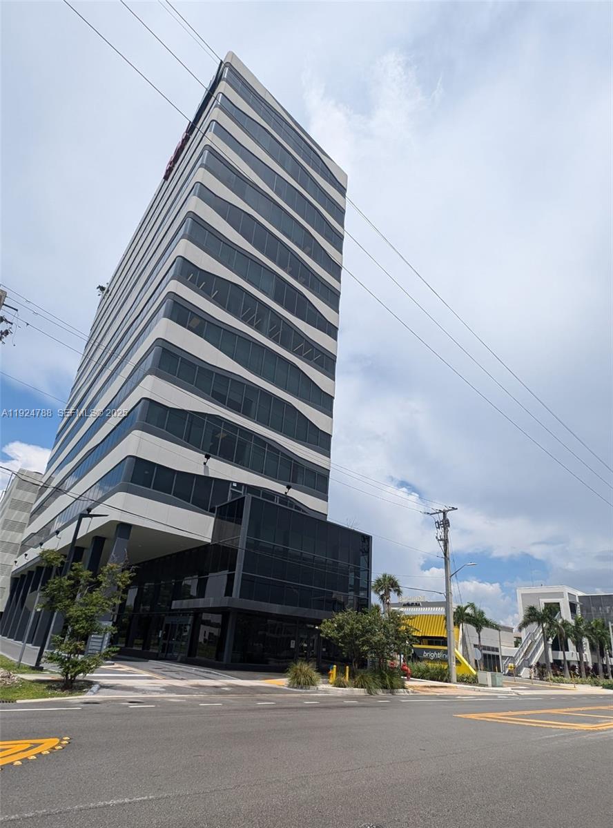 Подробнее 1002 / кв.футов $ 2025-12-03 0 Фото