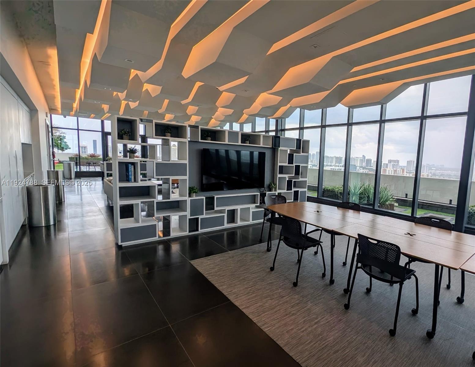 Подробнее 1002 / кв.футов $ 2025-12-03 0 Фото